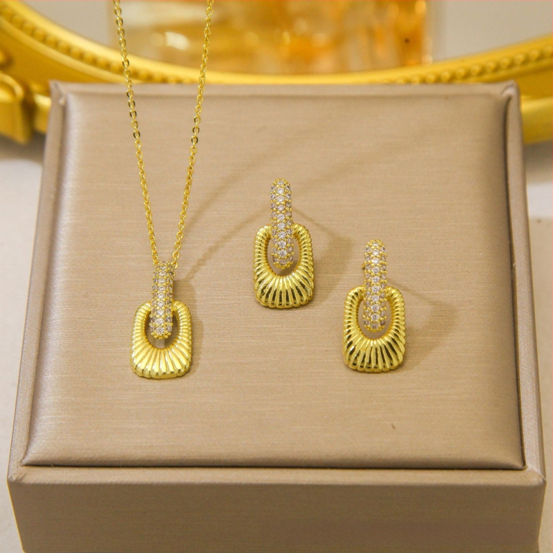 Kereszt nyaklánc kettős gyémánttal és háromszög gyémántokkal — réz, elektroplatált bevonat, O-kapcsos lánc, többszintű dizájn