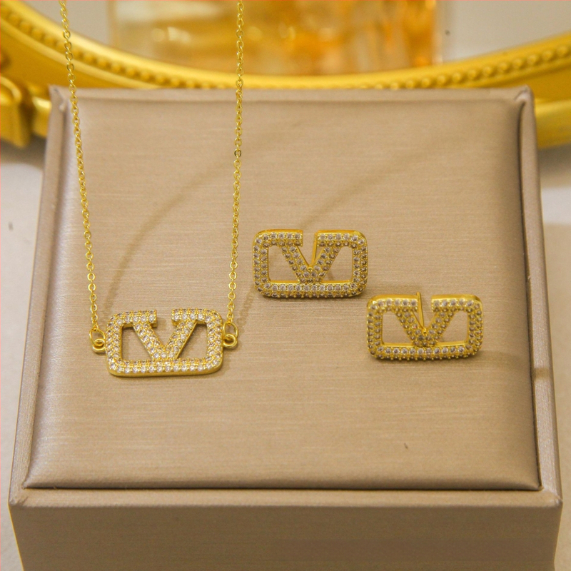 Kereszt nyaklánc kettős gyémánttal és háromszög gyémántokkal — réz, elektroplatált bevonat, O-kapcsos lánc, többszintű dizájn