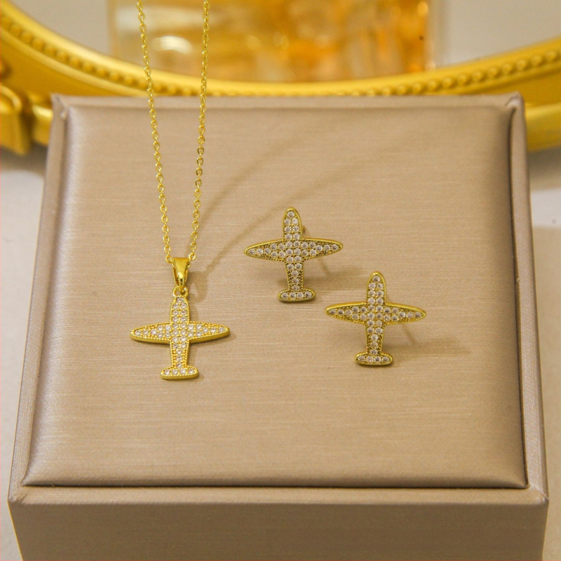 Kereszt nyaklánc kettős gyémánttal és háromszög gyémántokkal — réz, elektroplatált bevonat, O-kapcsos lánc, többszintű dizájn