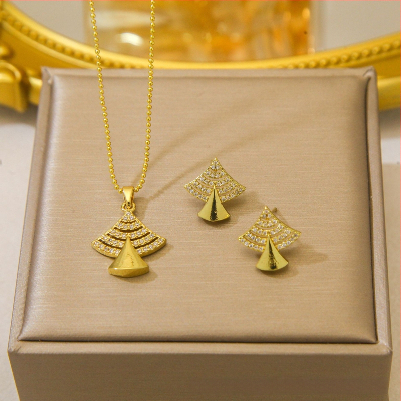 Kereszt nyaklánc kettős gyémánttal és háromszög gyémántokkal — réz, elektroplatált bevonat, O-kapcsos lánc, többszintű dizájn