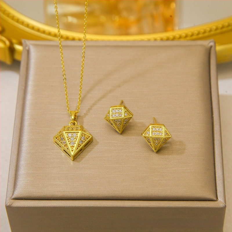 Kereszt nyaklánc kettős gyémánttal és háromszög gyémántokkal — réz, elektroplatált bevonat, O-kapcsos lánc, többszintű dizájn