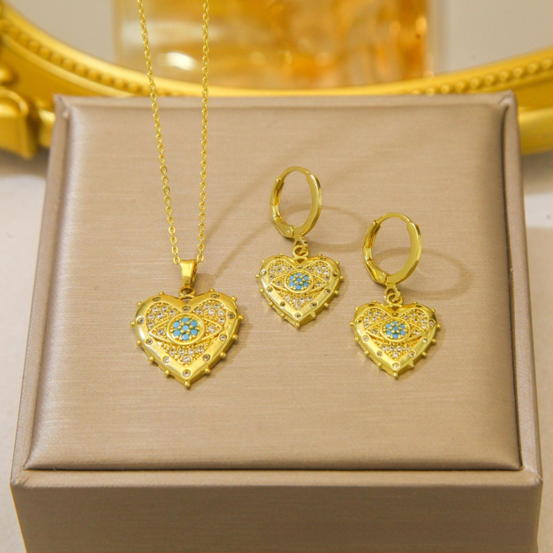 Kereszt nyaklánc kettős gyémánttal és háromszög gyémántokkal — réz, elektroplatált bevonat, O-kapcsos lánc, többszintű dizájn