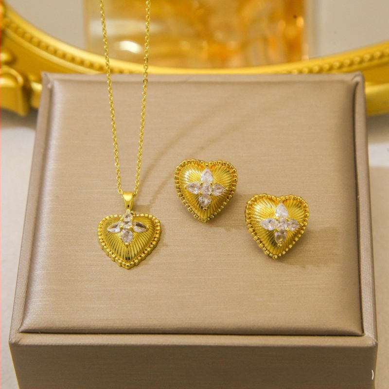 Kereszt nyaklánc kettős gyémánttal és háromszög gyémántokkal — réz, elektroplatált bevonat, O-kapcsos lánc, többszintű dizájn