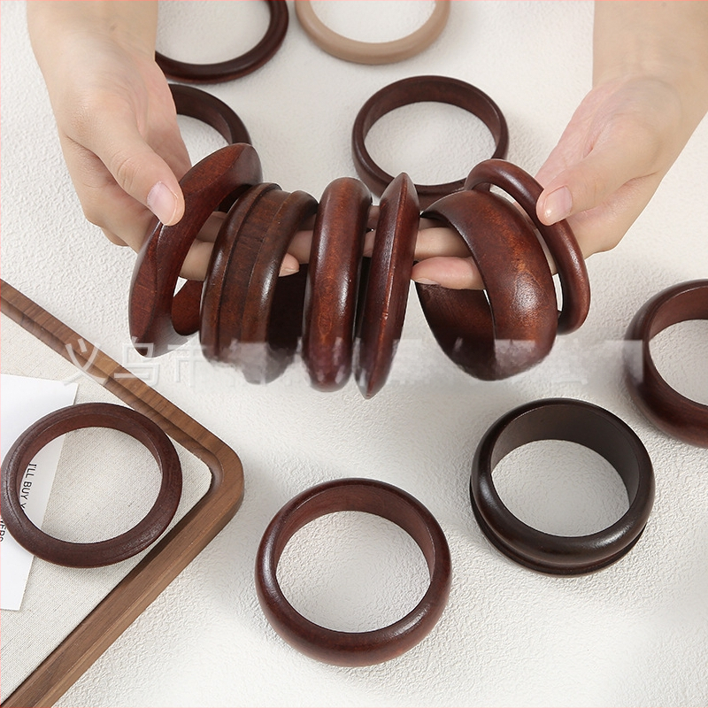 Kvadratinė medinė apyrankė — literatūrinio retro stiliaus dizainas, grynas medienos paviršius, fasetės paviršiai, aksesuaras rankai (Medžiaga: mediena; Metai/sezonas: pavasaris 2025; Svoris: 100; Kategorija: aksesuarai)