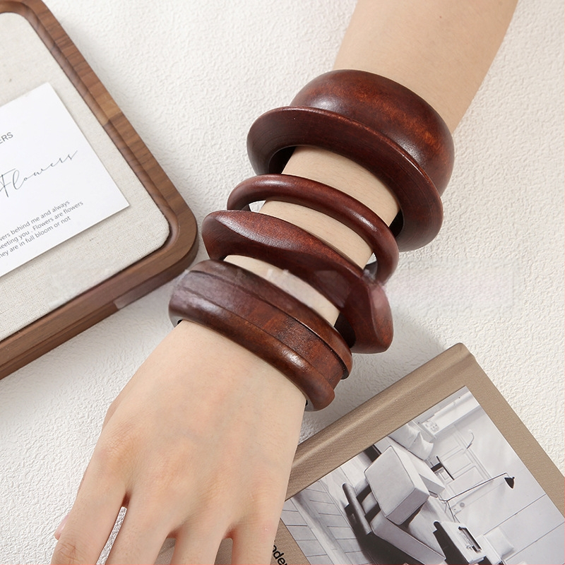 Kvadratinė medinė apyrankė — literatūrinio retro stiliaus dizainas, grynas medienos paviršius, fasetės paviršiai, aksesuaras rankai (Medžiaga: mediena; Metai/sezonas: pavasaris 2025; Svoris: 100; Kategorija: aksesuarai)