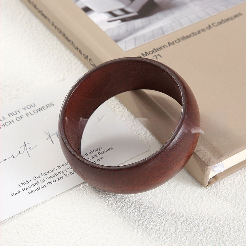 Kvadratinė medinė apyrankė — literatūrinio retro stiliaus dizainas, grynas medienos paviršius, fasetės paviršiai, aksesuaras rankai (Medžiaga: mediena; Metai/sezonas: pavasaris 2025; Svoris: 100; Kategorija: aksesuarai)