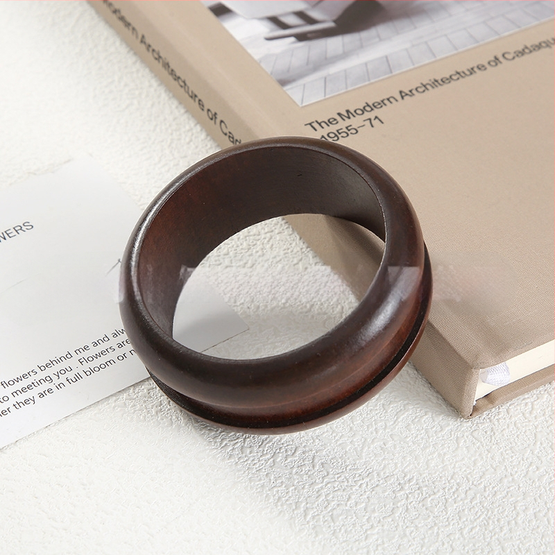 Kvadratinė medinė apyrankė — literatūrinio retro stiliaus dizainas, grynas medienos paviršius, fasetės paviršiai, aksesuaras rankai (Medžiaga: mediena; Metai/sezonas: pavasaris 2025; Svoris: 100; Kategorija: aksesuarai)