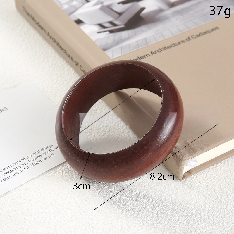 Kvadratinė medinė apyrankė — literatūrinio retro stiliaus dizainas, grynas medienos paviršius, fasetės paviršiai, aksesuaras rankai (Medžiaga: mediena; Metai/sezonas: pavasaris 2025; Svoris: 100; Kategorija: aksesuarai)