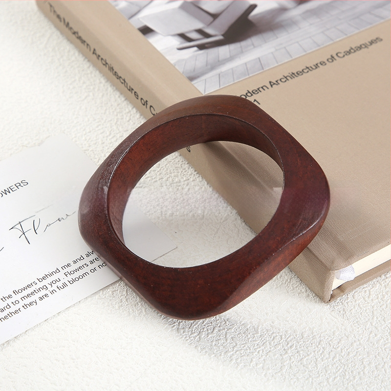 Kvadratinė medinė apyrankė — literatūrinio retro stiliaus dizainas, grynas medienos paviršius, fasetės paviršiai, aksesuaras rankai (Medžiaga: mediena; Metai/sezonas: pavasaris 2025; Svoris: 100; Kategorija: aksesuarai)