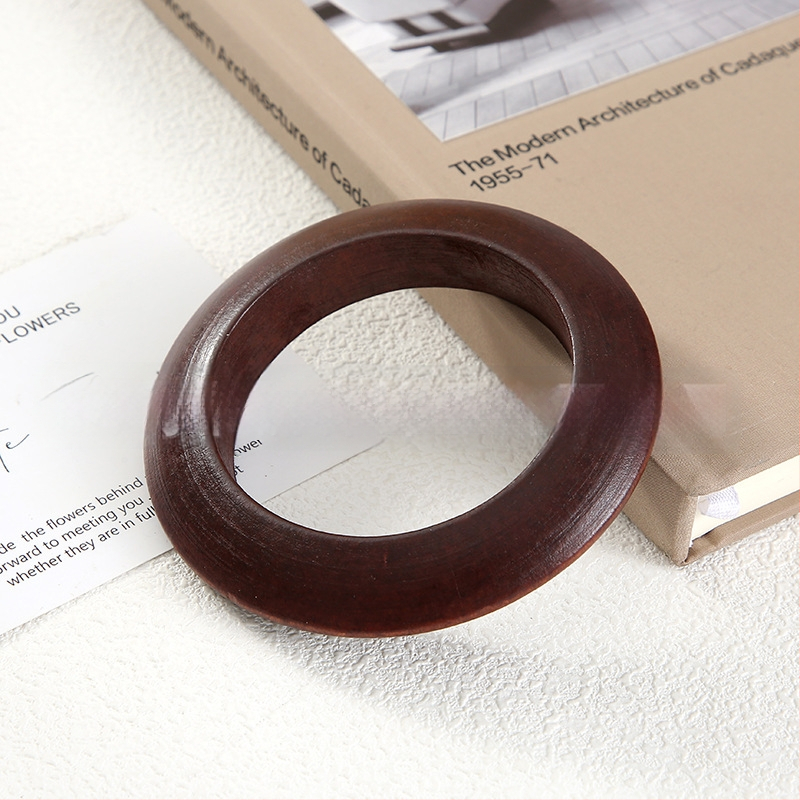 Kvadratinė medinė apyrankė — literatūrinio retro stiliaus dizainas, grynas medienos paviršius, fasetės paviršiai, aksesuaras rankai (Medžiaga: mediena; Metai/sezonas: pavasaris 2025; Svoris: 100; Kategorija: aksesuarai)