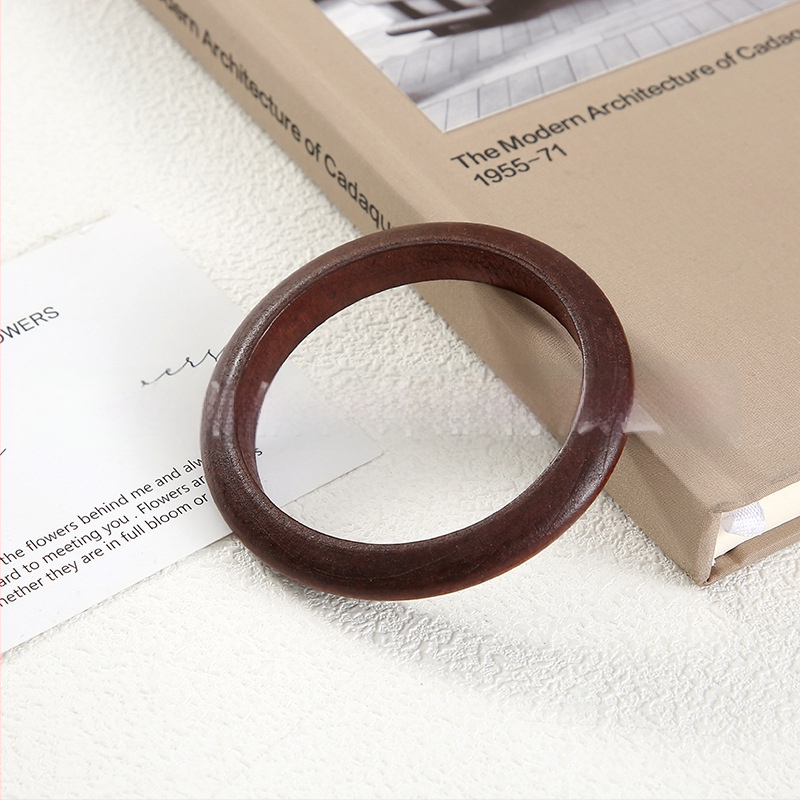 Kvadratinė medinė apyrankė — literatūrinio retro stiliaus dizainas, grynas medienos paviršius, fasetės paviršiai, aksesuaras rankai (Medžiaga: mediena; Metai/sezonas: pavasaris 2025; Svoris: 100; Kategorija: aksesuarai)