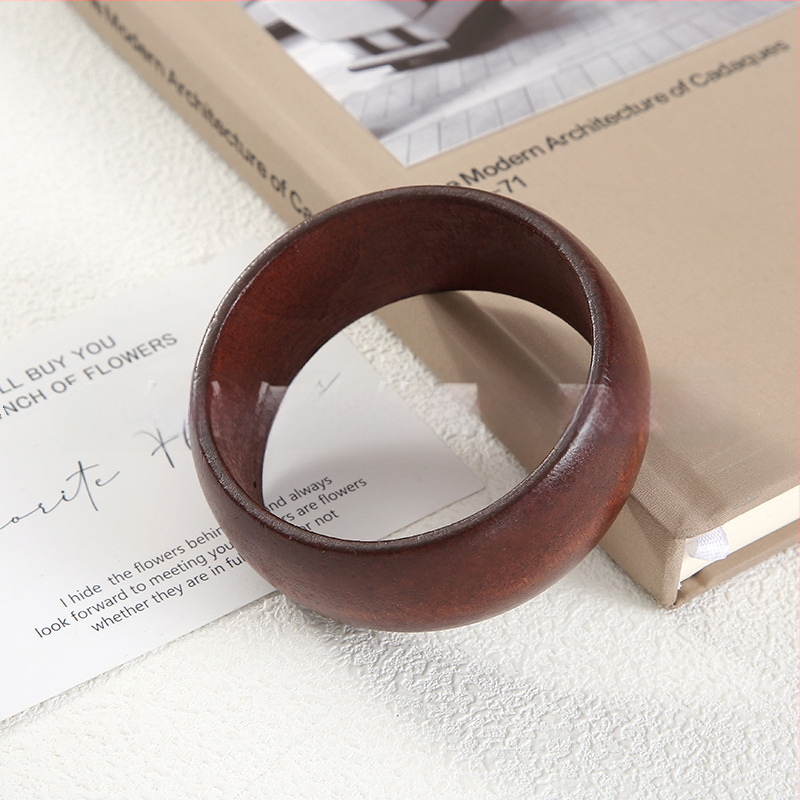 Kvadratinė medinė apyrankė — literatūrinio retro stiliaus dizainas, grynas medienos paviršius, fasetės paviršiai, aksesuaras rankai (Medžiaga: mediena; Metai/sezonas: pavasaris 2025; Svoris: 100; Kategorija: aksesuarai)