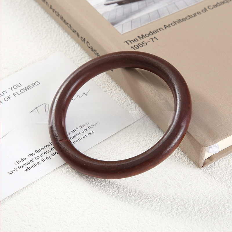 Kvadratinė medinė apyrankė — literatūrinio retro stiliaus dizainas, grynas medienos paviršius, fasetės paviršiai, aksesuaras rankai (Medžiaga: mediena; Metai/sezonas: pavasaris 2025; Svoris: 100; Kategorija: aksesuarai)