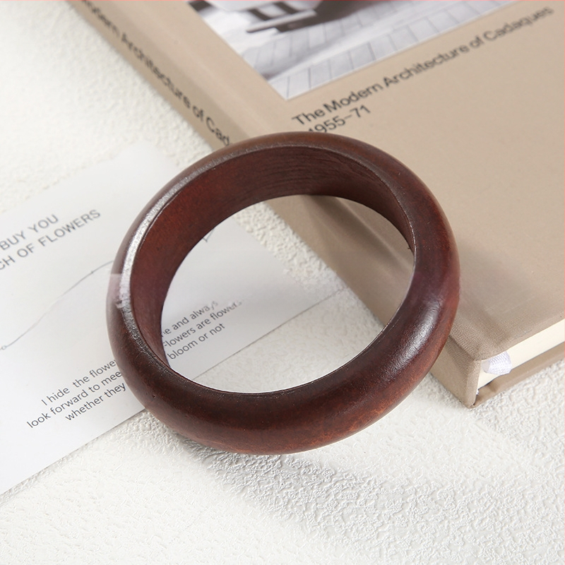 Kvadratinė medinė apyrankė — literatūrinio retro stiliaus dizainas, grynas medienos paviršius, fasetės paviršiai, aksesuaras rankai (Medžiaga: mediena; Metai/sezonas: pavasaris 2025; Svoris: 100; Kategorija: aksesuarai)