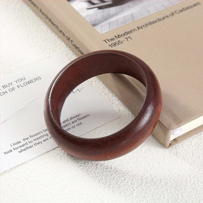 Kvadratinė medinė apyrankė — literatūrinio retro stiliaus dizainas, grynas medienos paviršius, fasetės paviršiai, aksesuaras rankai (Medžiaga: mediena; Metai/sezonas: pavasaris 2025; Svoris: 100; Kategorija: aksesuarai)