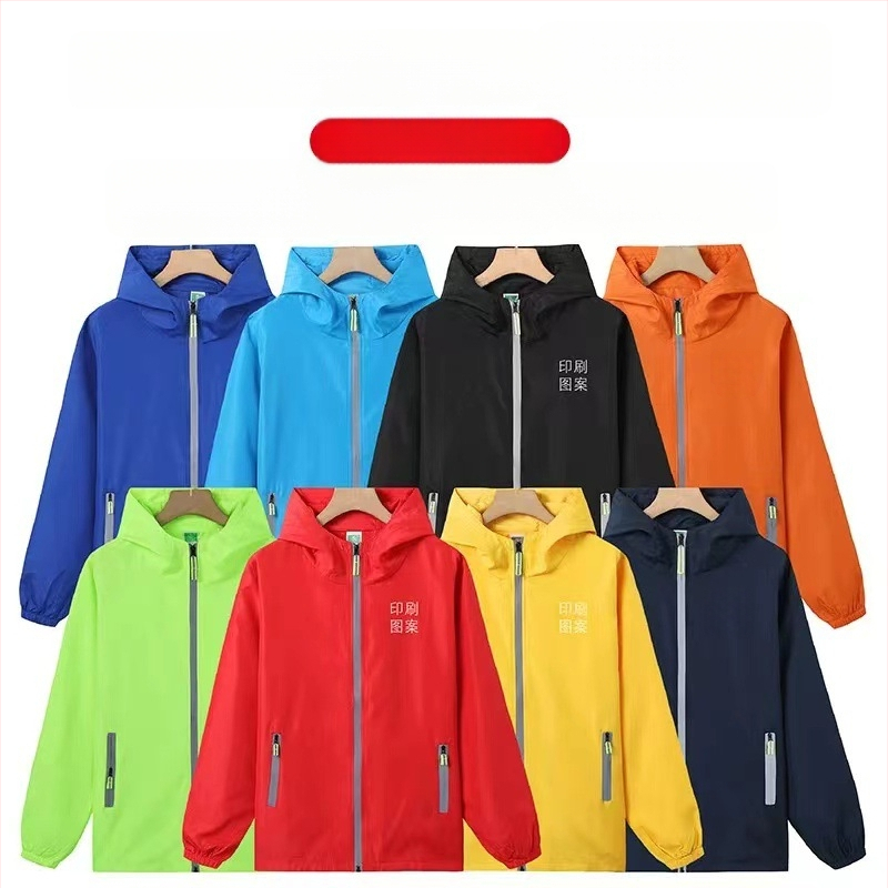 Plāna vēja jaka ar reklāmas logotipu, poliesters, garas piedurknes, rāvējslēdzējs, brīvā piegriezuma