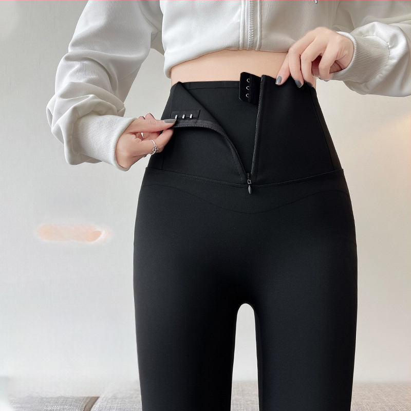 Joga hlače od najlona i spandeksa, visokog struka, devetbodna duljina, jednobojne, uski kroj