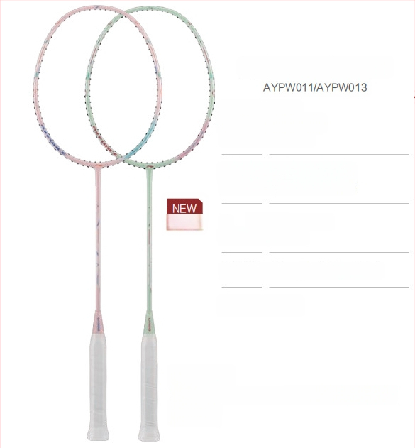 Li-Ning Badmintono raketė – anglies pluošto rėmas, svoris 80–84 g, rankenos storis G5, raketės tipas: tiesus, tinkama pradedantiesiems ir vidutiniams, badmintonui ir stalo tenisui