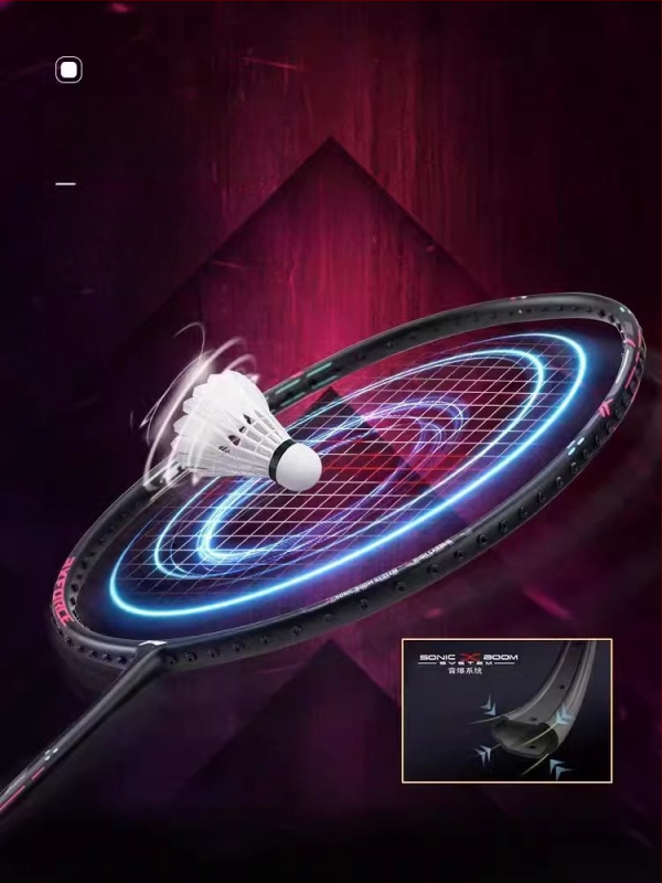 Li-Ning Badmintono raketė – anglies pluošto rėmas, svoris 80–84 g, rankenos storis G5, raketės tipas: tiesus, tinkama pradedantiesiems ir vidutiniams, badmintonui ir stalo tenisui