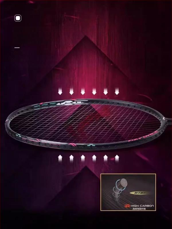 Li-Ning Badmintono raketė – anglies pluošto rėmas, svoris 80–84 g, rankenos storis G5, raketės tipas: tiesus, tinkama pradedantiesiems ir vidutiniams, badmintonui ir stalo tenisui
