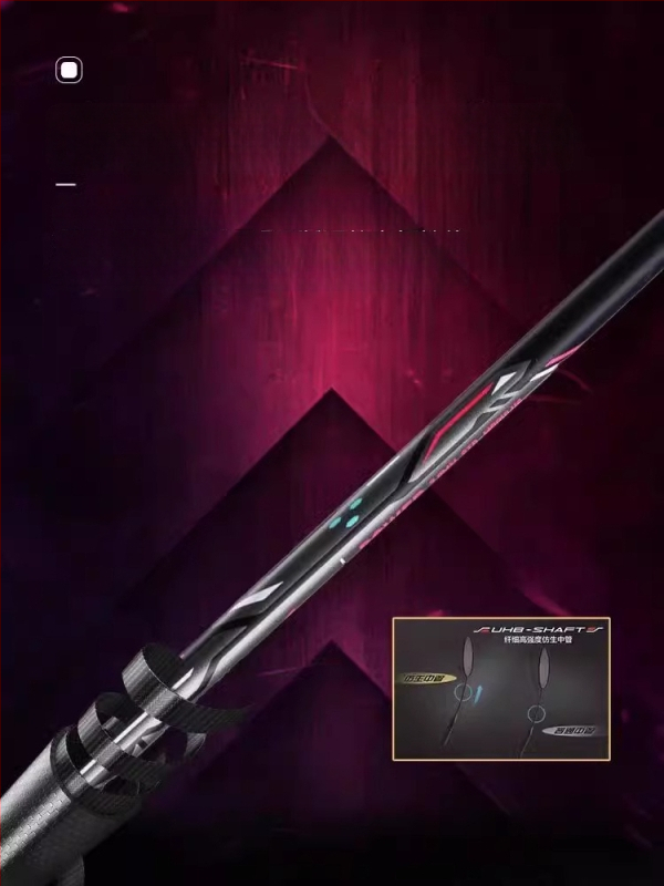 Li-Ning Badmintono raketė – anglies pluošto rėmas, svoris 80–84 g, rankenos storis G5, raketės tipas: tiesus, tinkama pradedantiesiems ir vidutiniams, badmintonui ir stalo tenisui