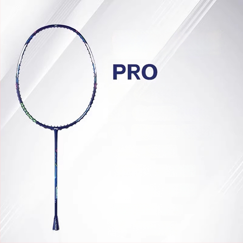 Li-Ning Badmintono raketė – anglies pluošto rėmas, svoris 80–84 g, rankenos storis G5, raketės tipas: tiesus, tinkama pradedantiesiems ir vidutiniams, badmintonui ir stalo tenisui