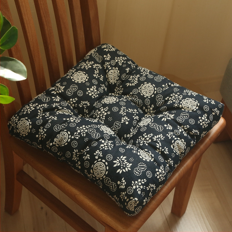 Biuro kėdės pagalvėlė iš kvėpuojančios medžiagos su sagtimi; užpildas 81-90%