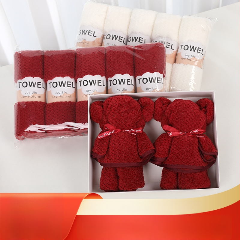 Koralinis flisinis kvadratinis rankšluostis vestuvėms – sugeriantis, 70 g, logotipo spauda, siūtas kraštas