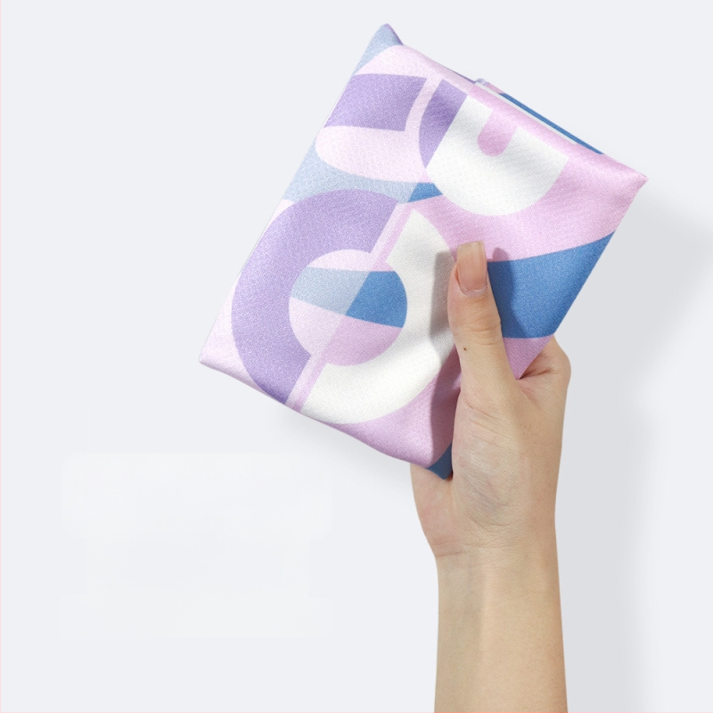 Sporttörölköző hímzett mintával, poliÉSészter, 160 g, 5–10 s nedvességfelszívás, logó nyomtatása elérhető