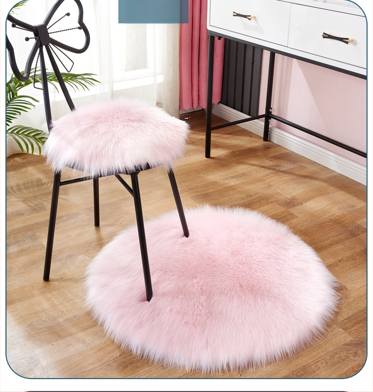 Kėdės pagalvė, apvali pūkuota, neslystanti, imitacija vilnos; Medžiaga: poliakrilonitrilo pluoštas; Užpildas: 100%; Raštas: vienarūšis; Pritaikoma; Tinka kombinuotai sofai