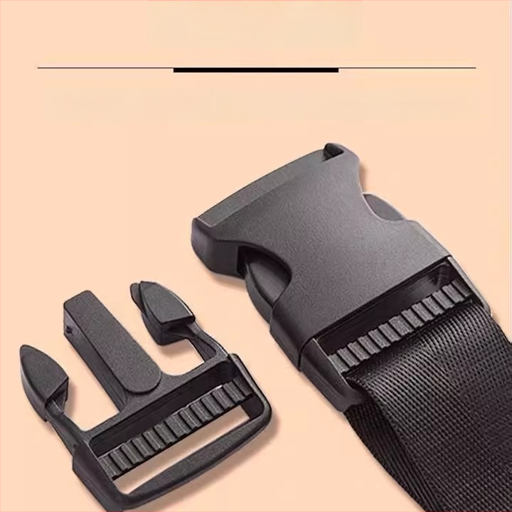 Bieza plastmasas sprādze mugursomām un somām — regulējama, pilsētas stila, bagāžas piederums (Zīmols: Friendly, Materiāls: Plastmasa, Izlaidums: 2025. gada pavasaris)