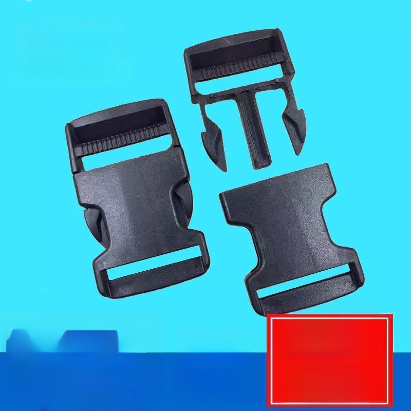 Bieza plastmasas sprādze mugursomām un somām — regulējama, pilsētas stila, bagāžas piederums (Zīmols: Friendly, Materiāls: Plastmasa, Izlaidums: 2025. gada pavasaris)