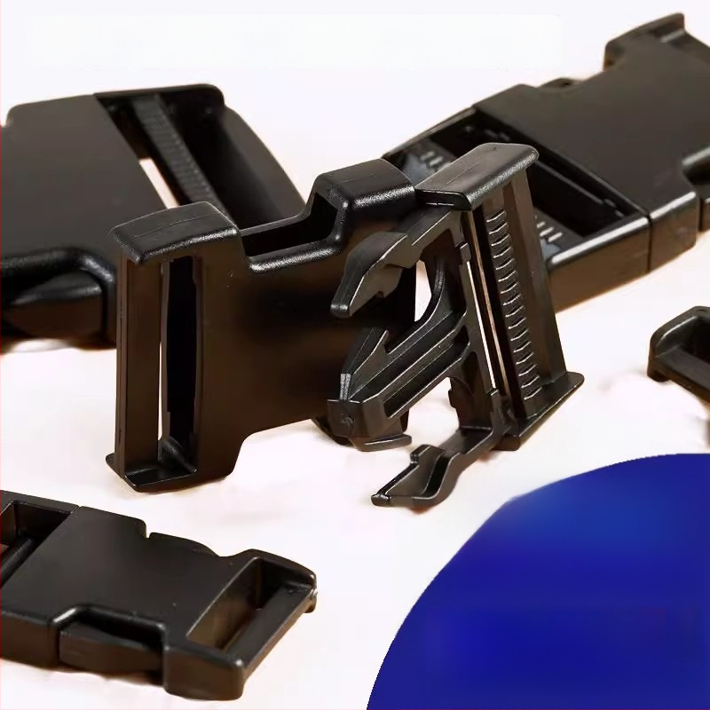 Bieza plastmasas sprādze mugursomām un somām — regulējama, pilsētas stila, bagāžas piederums (Zīmols: Friendly, Materiāls: Plastmasa, Izlaidums: 2025. gada pavasaris)