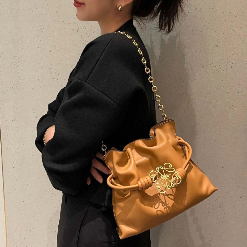 Pečių rankinė iš veršienos odos, horizontalaus kvadrato formos, atidarytas viršus, vidinė kišenė telefonui, vienas peties dirželis.