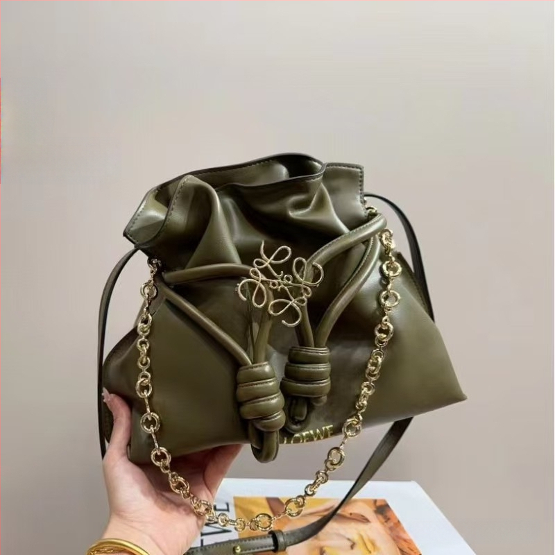 Pečių rankinė iš veršienos odos, horizontalaus kvadrato formos, atidarytas viršus, vidinė kišenė telefonui, vienas peties dirželis.