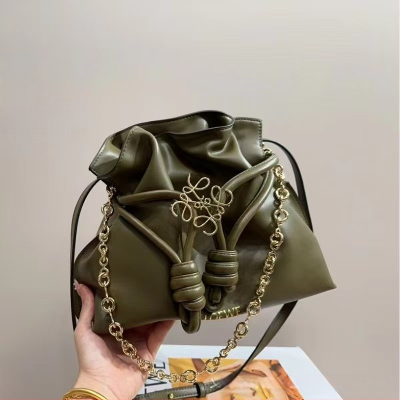 Pečių rankinė iš veršienos odos, horizontalaus kvadrato formos, atidarytas viršus, vidinė kišenė telefonui, vienas peties dirželis.