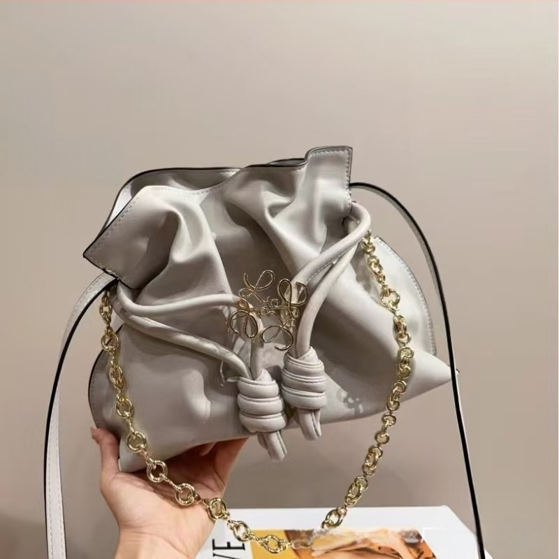 Pečių rankinė iš veršienos odos, horizontalaus kvadrato formos, atidarytas viršus, vidinė kišenė telefonui, vienas peties dirželis.