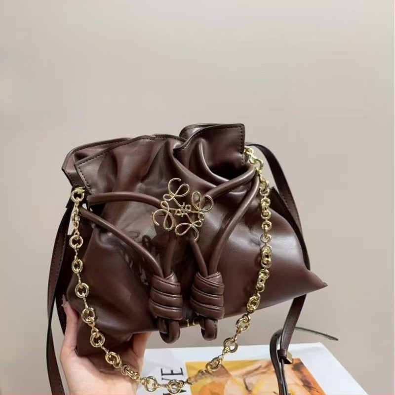 Pečių rankinė iš veršienos odos, horizontalaus kvadrato formos, atidarytas viršus, vidinė kišenė telefonui, vienas peties dirželis.