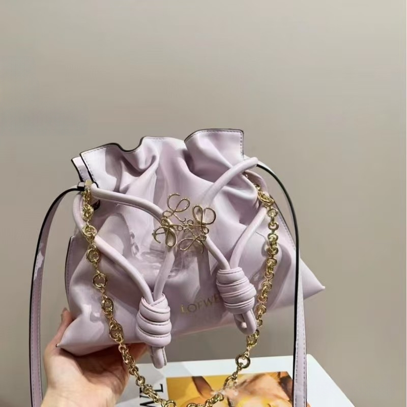 Pečių rankinė iš veršienos odos, horizontalaus kvadrato formos, atidarytas viršus, vidinė kišenė telefonui, vienas peties dirželis.