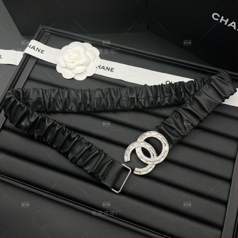 Női elasztikus öv kristályos csattal, ötvözetből készült, műbőr, gombos záródás, elektroplattolt felület, üzleti elegáns, sokoldalú stílus