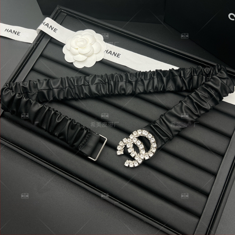 Női elasztikus öv kristályos csattal, ötvözetből készült, műbőr, gombos záródás, elektroplattolt felület, üzleti elegáns, sokoldalú stílus