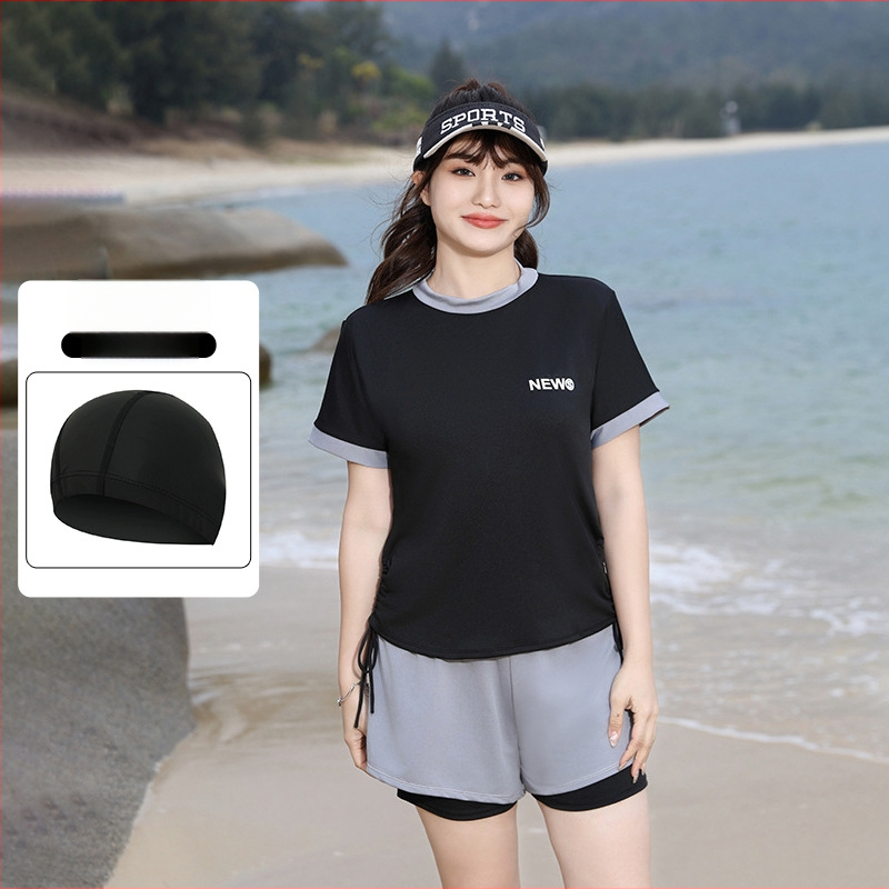 Moterų sportinis maudymosi kostiumėlis su aukštu liemeniu, krūtinės pagalvėlė, Milk Silk audinys, 95% poliesteris, pamušalas 5% spandeksas, trumpomis rankovėmis, vienalytis konservatyvus stilius