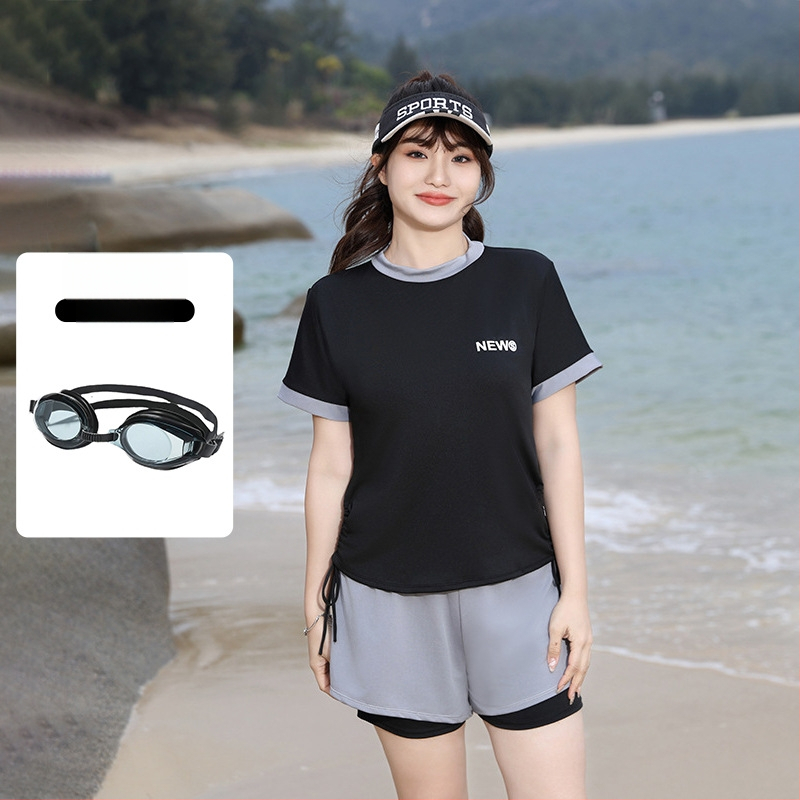 Moterų sportinis maudymosi kostiumėlis su aukštu liemeniu, krūtinės pagalvėlė, Milk Silk audinys, 95% poliesteris, pamušalas 5% spandeksas, trumpomis rankovėmis, vienalytis konservatyvus stilius