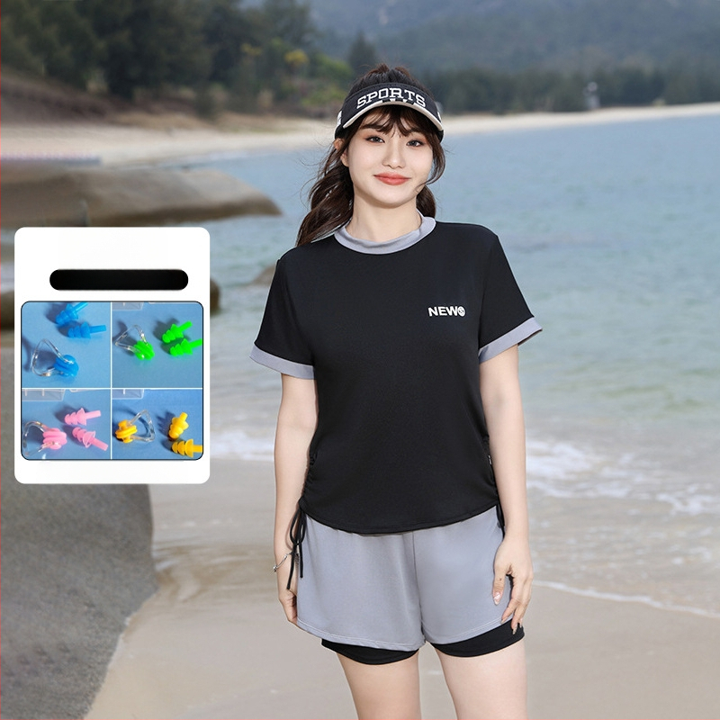 Moterų sportinis maudymosi kostiumėlis su aukštu liemeniu, krūtinės pagalvėlė, Milk Silk audinys, 95% poliesteris, pamušalas 5% spandeksas, trumpomis rankovėmis, vienalytis konservatyvus stilius