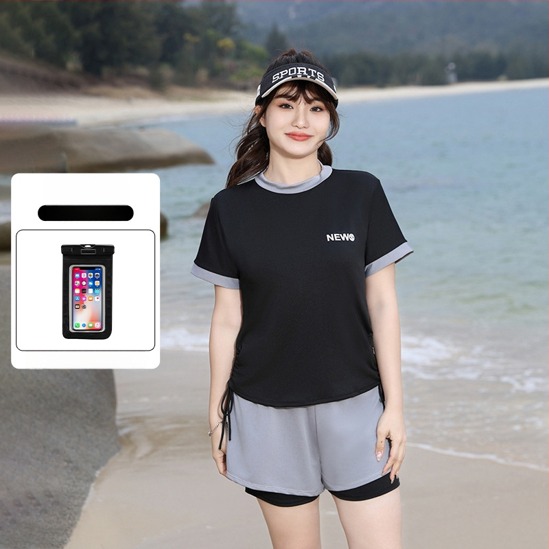 Moterų sportinis maudymosi kostiumėlis su aukštu liemeniu, krūtinės pagalvėlė, Milk Silk audinys, 95% poliesteris, pamušalas 5% spandeksas, trumpomis rankovėmis, vienalytis konservatyvus stilius