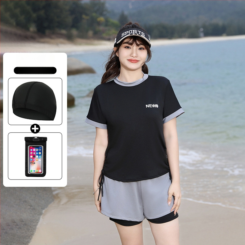 Moterų sportinis maudymosi kostiumėlis su aukštu liemeniu, krūtinės pagalvėlė, Milk Silk audinys, 95% poliesteris, pamušalas 5% spandeksas, trumpomis rankovėmis, vienalytis konservatyvus stilius