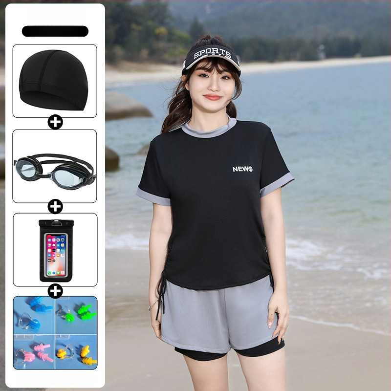 Moterų sportinis maudymosi kostiumėlis su aukštu liemeniu, krūtinės pagalvėlė, Milk Silk audinys, 95% poliesteris, pamušalas 5% spandeksas, trumpomis rankovėmis, vienalytis konservatyvus stilius