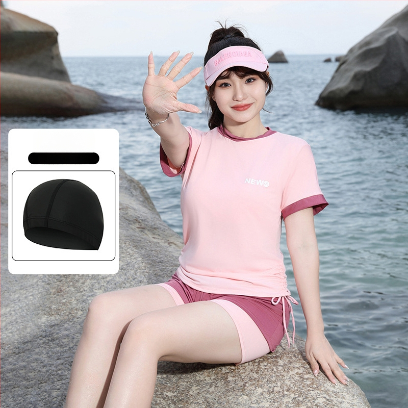 Moterų sportinis maudymosi kostiumėlis su aukštu liemeniu, krūtinės pagalvėlė, Milk Silk audinys, 95% poliesteris, pamušalas 5% spandeksas, trumpomis rankovėmis, vienalytis konservatyvus stilius