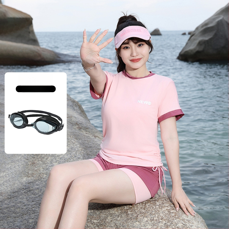 Moterų sportinis maudymosi kostiumėlis su aukštu liemeniu, krūtinės pagalvėlė, Milk Silk audinys, 95% poliesteris, pamušalas 5% spandeksas, trumpomis rankovėmis, vienalytis konservatyvus stilius