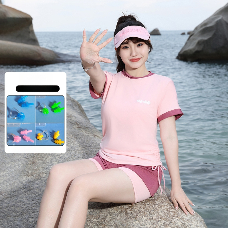 Moterų sportinis maudymosi kostiumėlis su aukštu liemeniu, krūtinės pagalvėlė, Milk Silk audinys, 95% poliesteris, pamušalas 5% spandeksas, trumpomis rankovėmis, vienalytis konservatyvus stilius